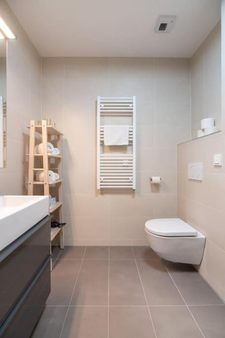 Ferienwohnung Hoch Hinaus, Neu Und Stilvoll Mit Pool Am Dach Wien Exterior foto