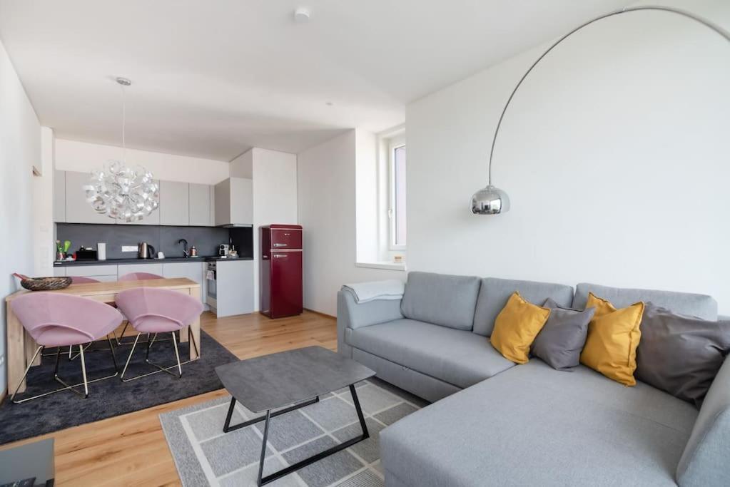Ferienwohnung Hoch Hinaus, Neu Und Stilvoll Mit Pool Am Dach Wien Exterior foto