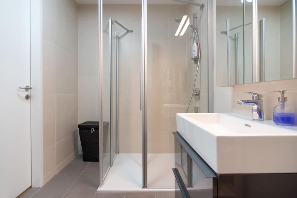 Ferienwohnung Hoch Hinaus, Neu Und Stilvoll Mit Pool Am Dach Wien Exterior foto